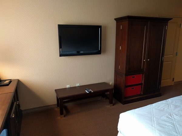 Sheraton Herndon Dulles Airport Club King Room TV, Closet & Bench