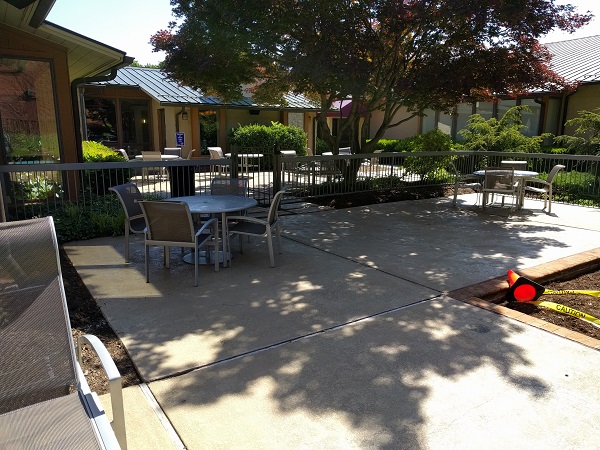 Sheraton Roanoke poolside seating area