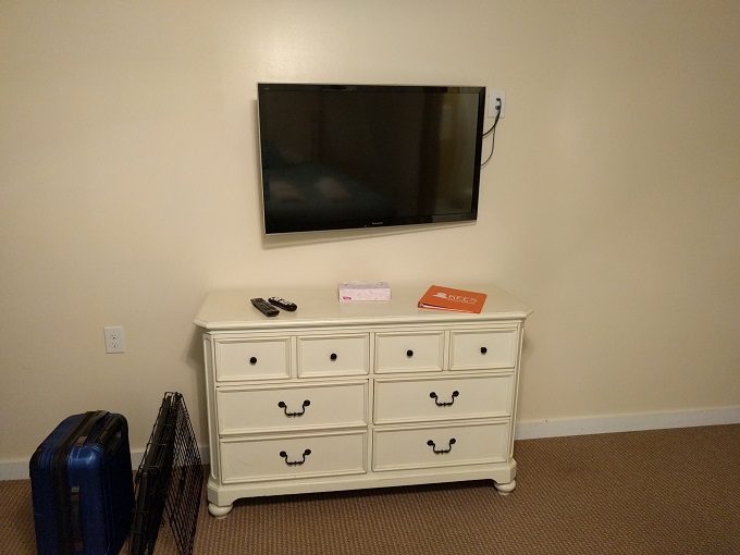 Fin N' Feather Waterside Inn - dresser and TV