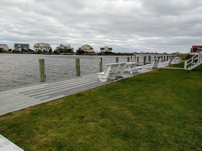 Fin N' Feather Waterside Inn grassy area