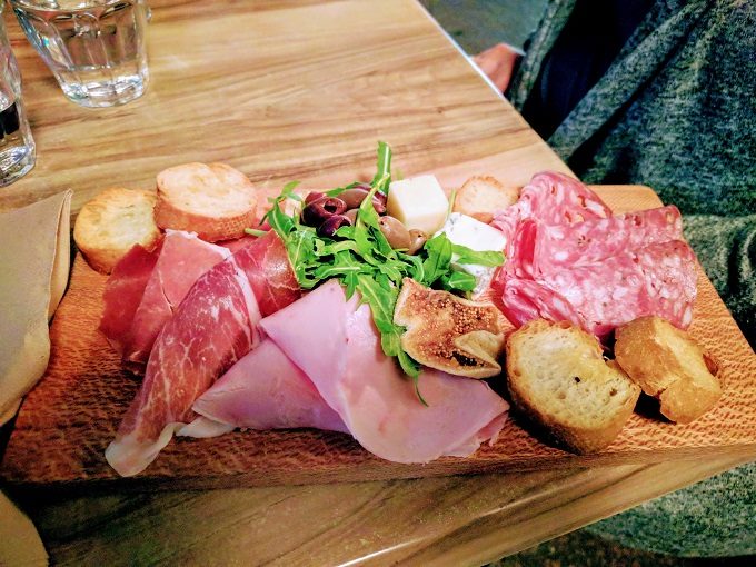 Portobello Caffe - Antipasto di salumi e formaggi