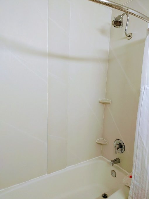 Radisson Sheffield, Alabama - Bathtub with shower