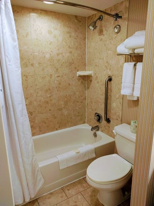 Sheraton Suites Columbus - Bathroom