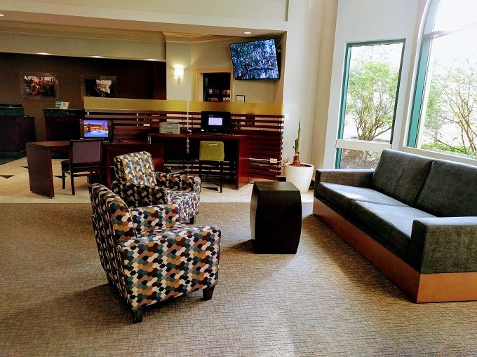 Sheraton Suites Columbus - Business center & lobby seating