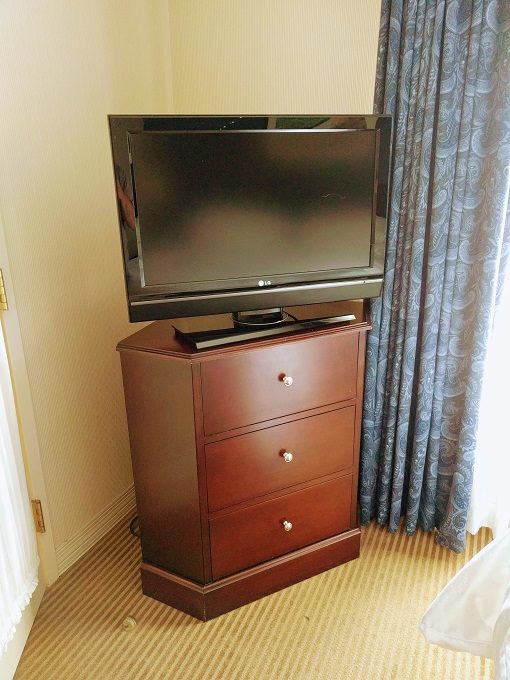 Sheraton Suites Columbus - Dresser & TV in bedroom