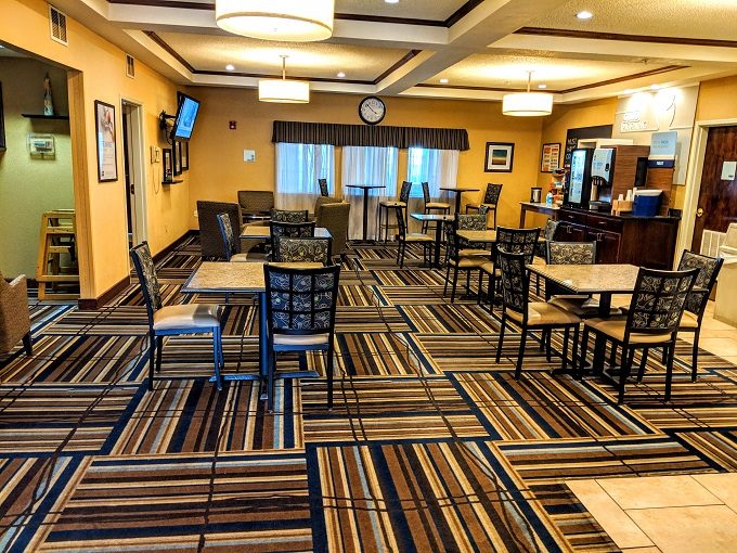 Holiday Inn Express Canyon breakfast - Breakfast seating area