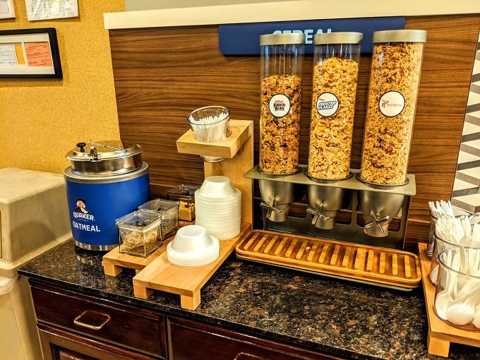 Holiday Inn Express Canyon breakfast - Cereal & hot oatmeal