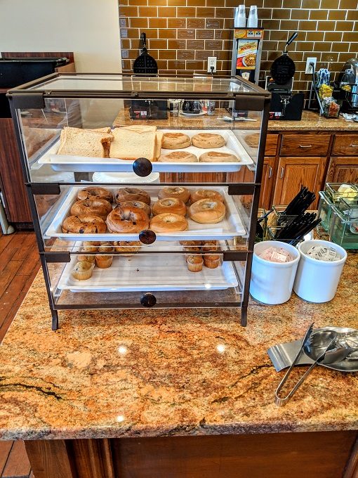 Country Inn & Suites London, Kentucky breakfast - Breads, bagels & muffins