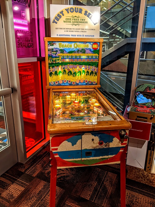 Beach Queens pinball machine
