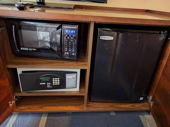 Four Points By Sheraton Richmond microwave, safe and fridge