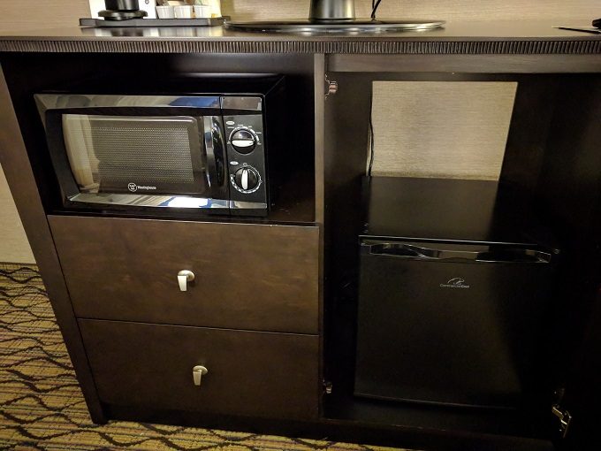 Holiday Inn Chicago-Elk Grove microwave and refrigerator