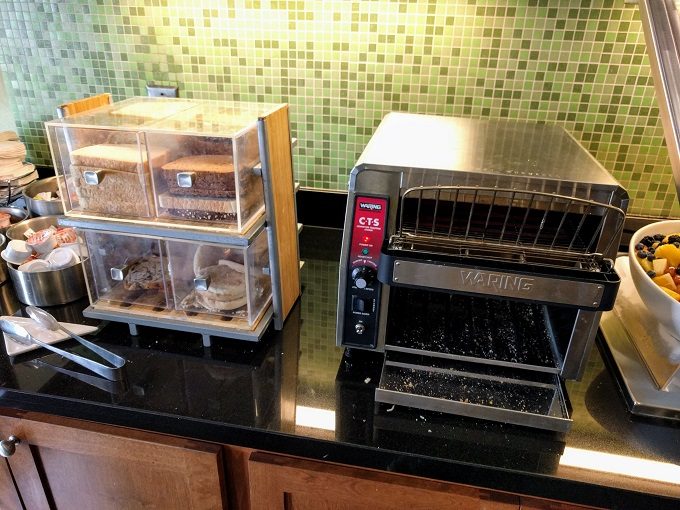 Hyatt Place Charleston Airport-Convention Center Breads and toaster