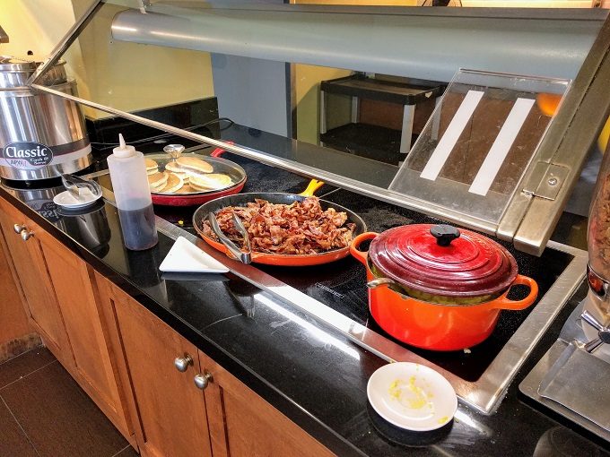 Hyatt Place Charleston Airport-Convention Center Eggs, bacon and pancakes