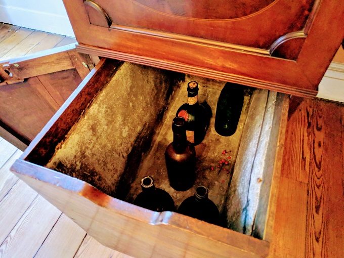 Lead drawer to keep drinks cold