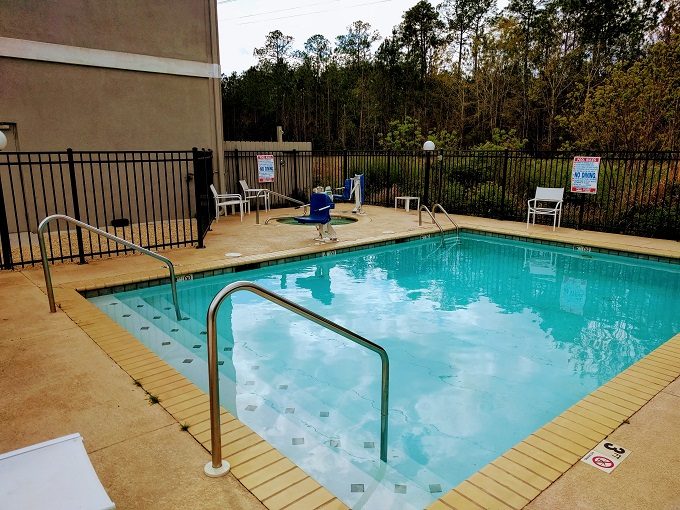 Country Inn & Suites Saraland, Alabama - Swimming pool & whirlpool
