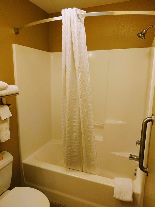 Candlewood Suites La Crosse WI - Bathtub with shower