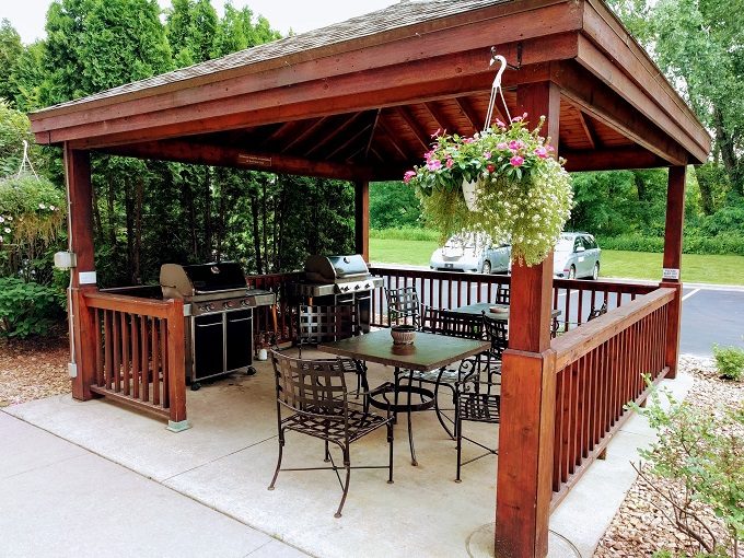 Candlewood Suites La Crosse WI - Grill and covered outdoor seating
