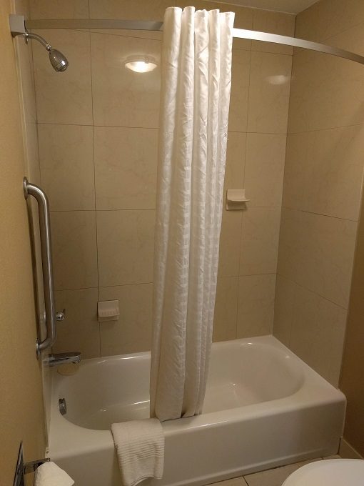 Candlewood Suites South Bend Airport - Bathtub with shower