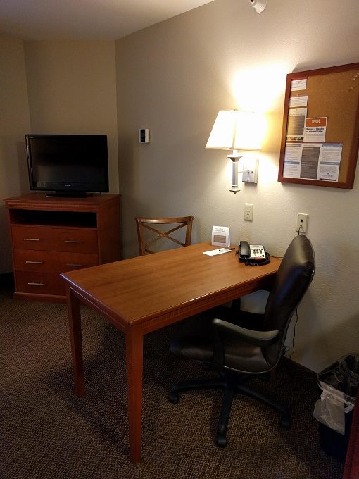 Candlewood Suites South Bend Airport - Dining table & chairs and TV