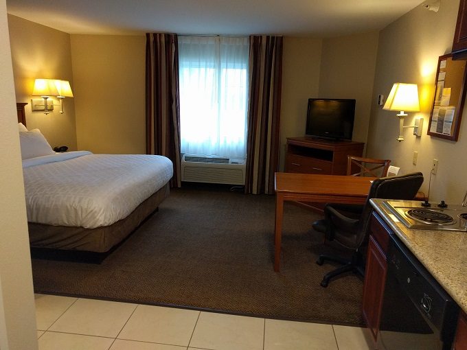 Candlewood Suites South Bend Airport - Entrance of bedroom