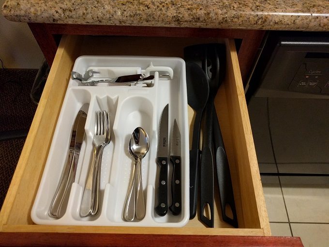 Candlewood Suites South Bend Airport - Silverware & cooking utensils