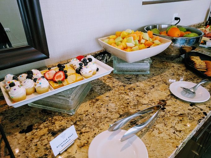 Delta Hotels Ottawa City Centre Club Lounge - Desserts & fruit