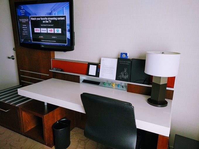 Delta Hotels Ottawa City Centre - Desk & TV