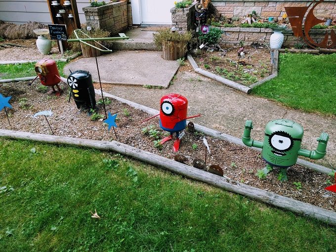 Edgren Bilt Yard Art 10 - Other Minions