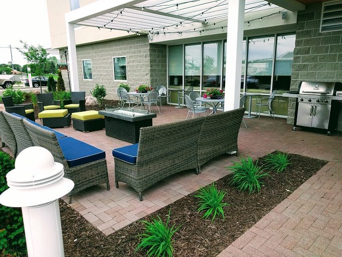 Home2 Suites Green Bay WI - Outdoor seating & grill