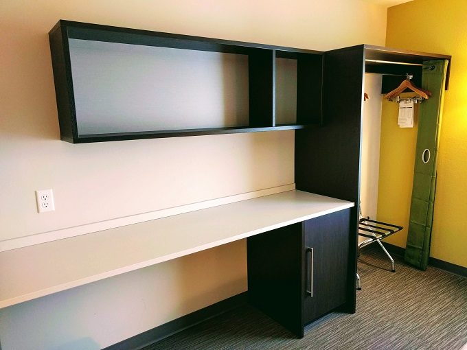 Home2 Suites Green Bay WI - Shelving & closet