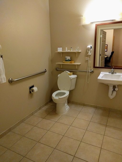 Candlewood Suites Peoria at Grand Prairie - Accessible bathroom
