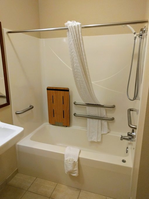 Candlewood Suites Peoria at Grand Prairie - Accessible bathtub