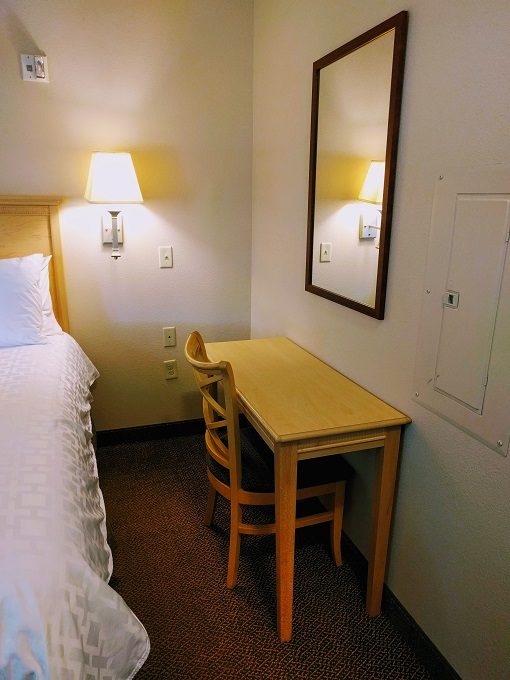 Candlewood Suites Peoria at Grand Prairie - Desk in bedroom