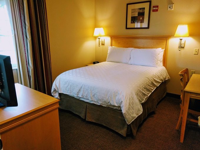 Candlewood Suites Peoria at Grand Prairie - Queen bedroom