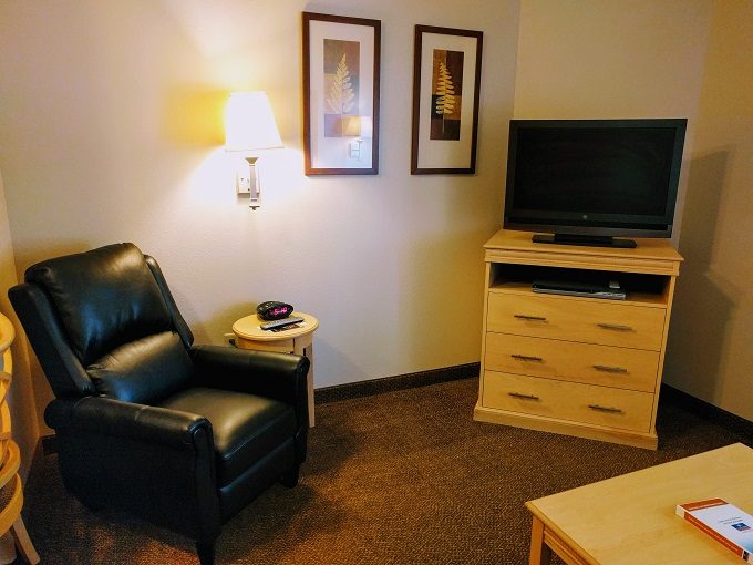 Candlewood Suites Peoria at Grand Prairie - Recliner, drawers & TV