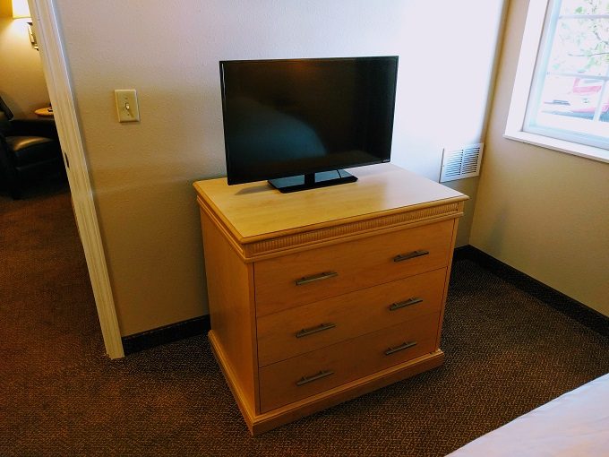 Candlewood Suites Peoria at Grand Prairie - TV & dresser in bedroom