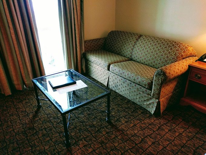 Crowne Plaza Madison WI - Sofabed & coffee table