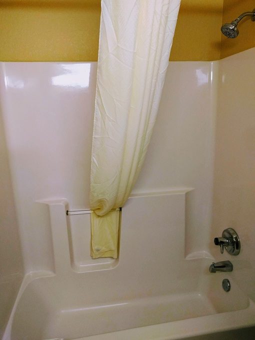 Quality Inn Eau Claire, Wisconsin - Bathtub with shower
