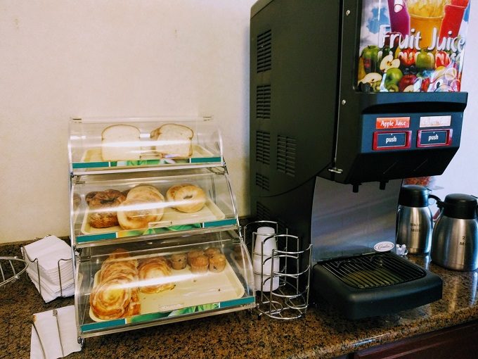 Quality Inn Eau Claire breakfast - Breads, bagels, pastries, muffins & juice machine