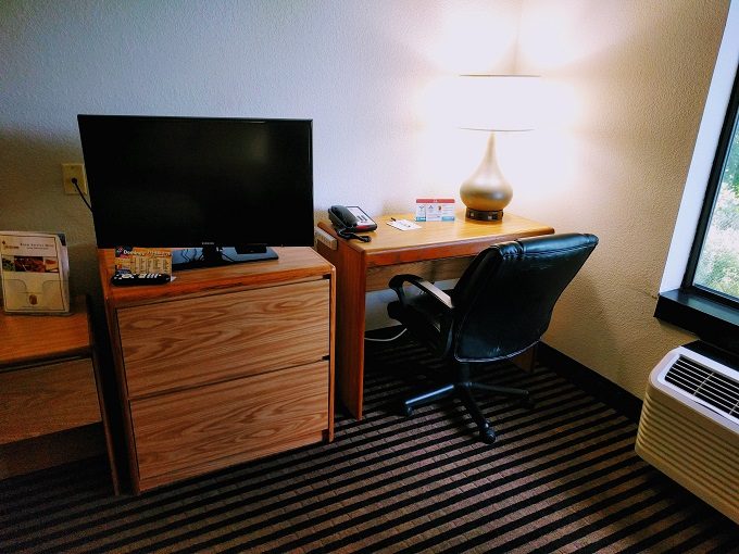 Super 8 Wausau, Wisconsin - Drawers, TV, desk & office chair