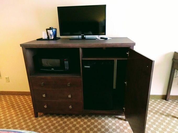 Country Inn & Suites Manteno IL - Dresser, TV, microwave & mini-fridge