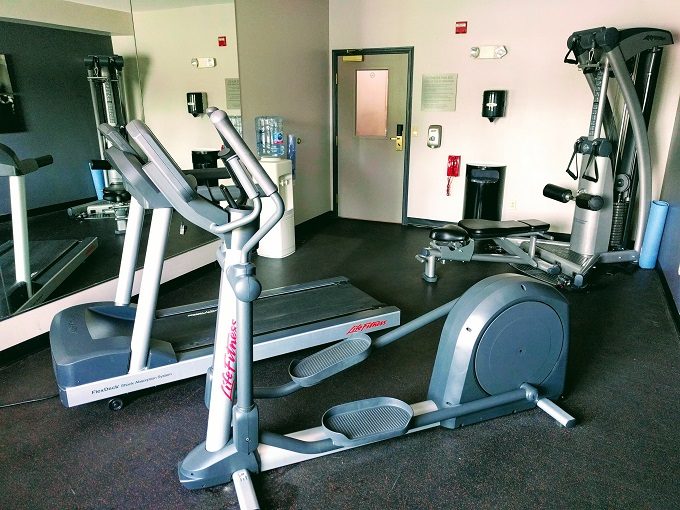 Country Inn & Suites Manteno IL - Fitness room