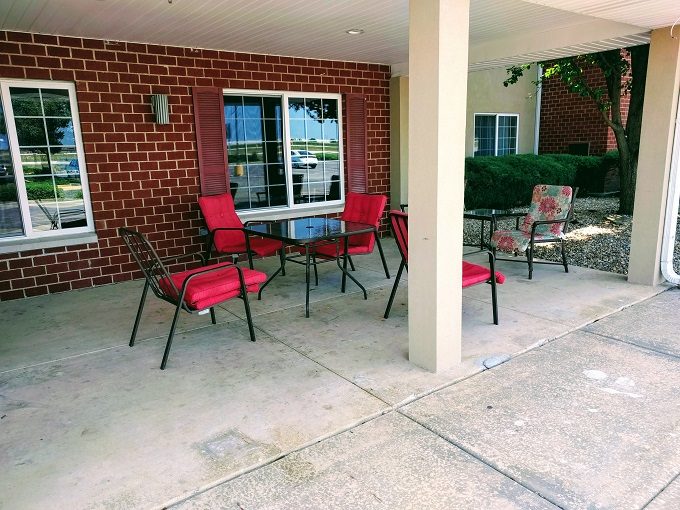 Country Inn & Suites Manteno IL - Outdoor seating