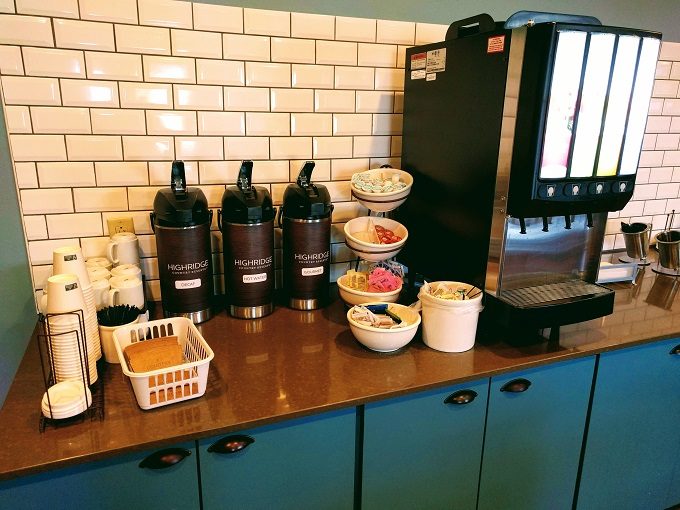 Country Inn & Suites Manteno IL breakfast - Tea, coffee & juice machine