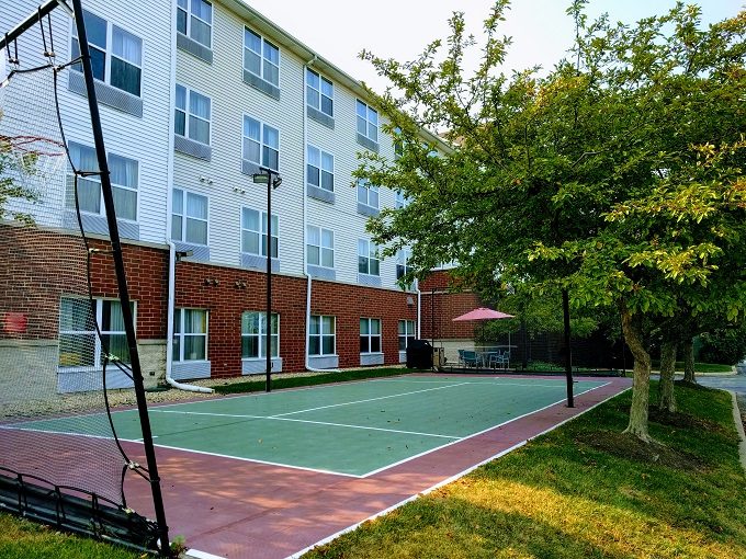 TownePlace Suites Chicago Naperville, Illinois - Basketball court