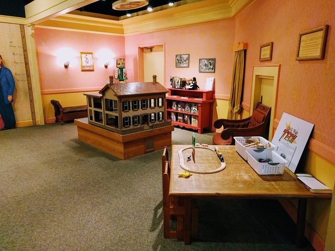 Abraham Lincoln Presidential Museum - Play area in Mrs Lincoln's Attic