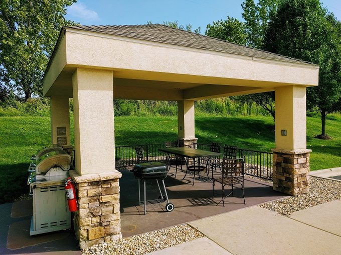 Candlewood Suites Springfield IL - Covered outdoor seating & grills