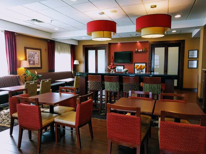 Hampton Inn Litchfield IL - Breakfast area and lobby seating
