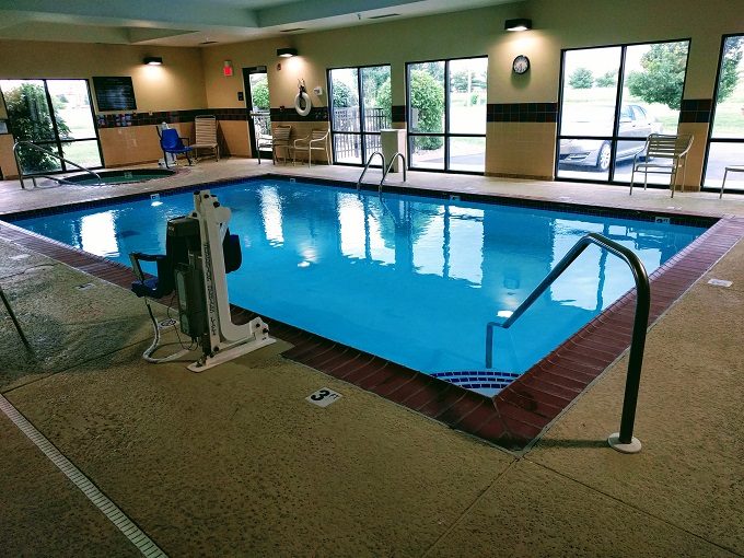 Hampton Inn Litchfield IL - Indoor swimming pool