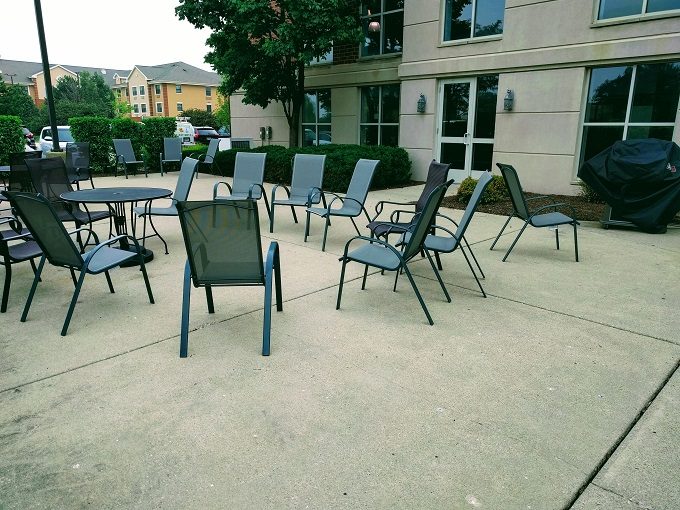 Hyatt House Chicago-Schaumburg, IL - Outdoor seating area and grill